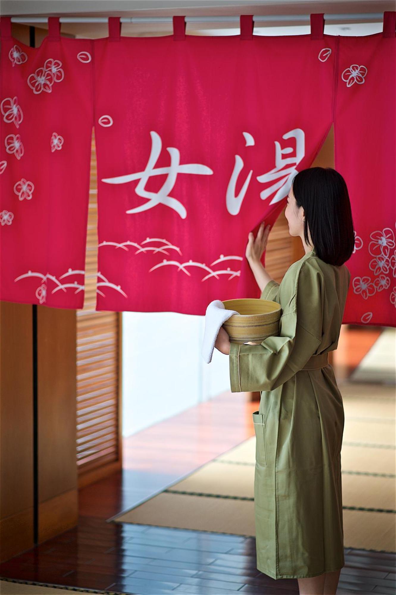Hotel Royal Chihpin Wenquan Екстер'єр фото A woman in a yukata